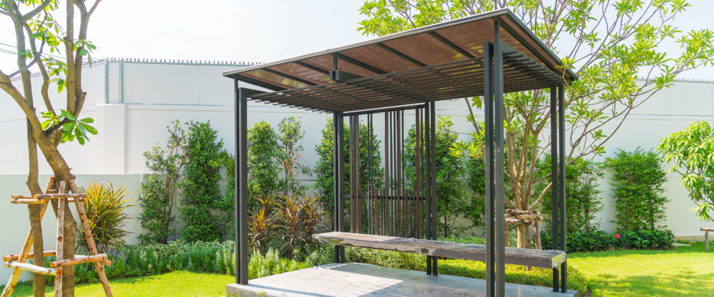 Expert patio installation Richmond Hill - High-quality flagstone patio with custom stonework.